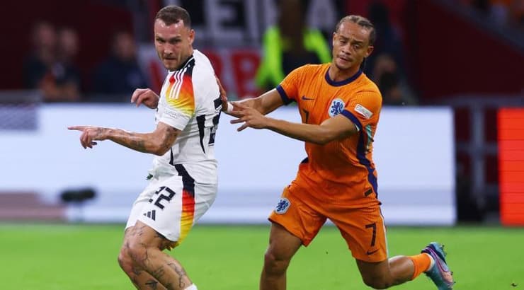 צ'אבי סימונס במאבק עם דויד ראום (רויטרס) צ'אבי סימונס במאבק עם דויד ראום