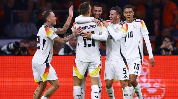 שחקני נבחרת גרמניה חוגגים עם דניז אונדב (רויטרס) שחקני נבחרת גרמניה חוגגים עם דניז אונדב