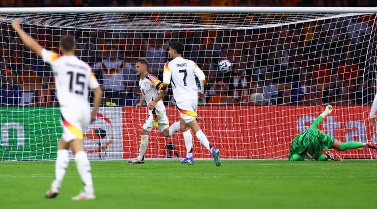 ג'ושוע קימיך מבקיע וחוגג (רויטרס) ג'ושוע קימיך מבקיע וחוגג