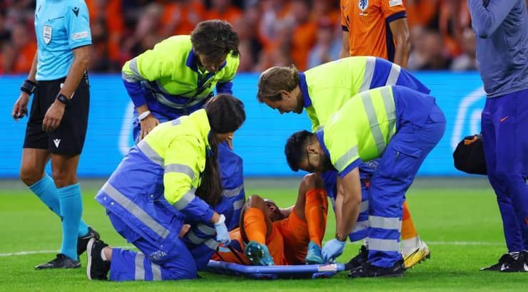 ניית'ן אקה מפונה על אלונקה (רויטרס) ניית'ן אקה מפונה על אלונקה