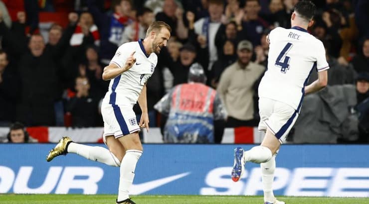 הארי קיין חוגג עם דקלאן רייס (רויטרס) הארי קיין חוגג עם דקלאן רייס