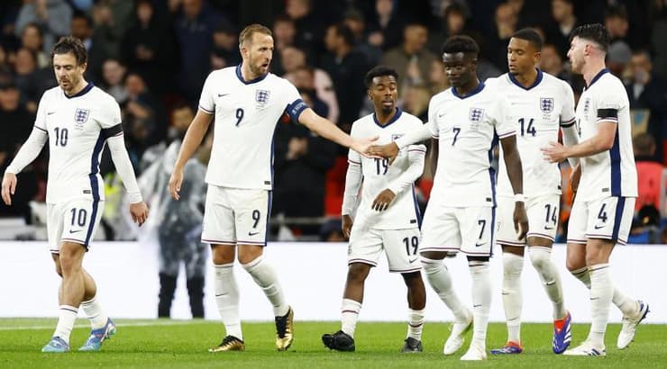 שחקני נבחרת אנגליה חוגגים עם הארי קיין (רויטרס) שחקני נבחרת אנגליה חוגגים עם הארי קיין