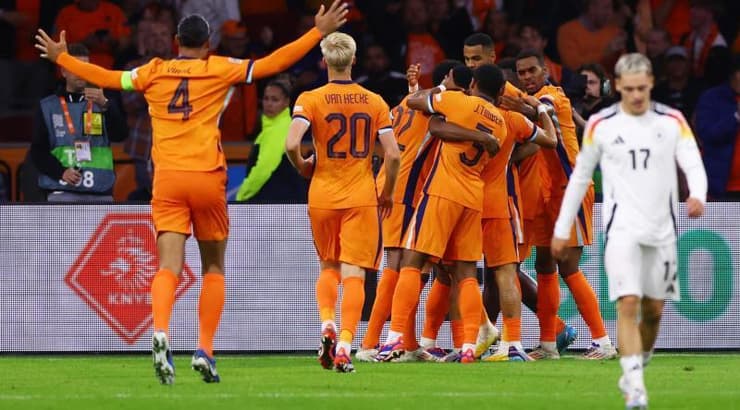 שחקני הולנד חוגגים את שער השוויון של דומפריס (רויטרס) שחקני הולנד חוגגים את שער השוויון של דומפריס