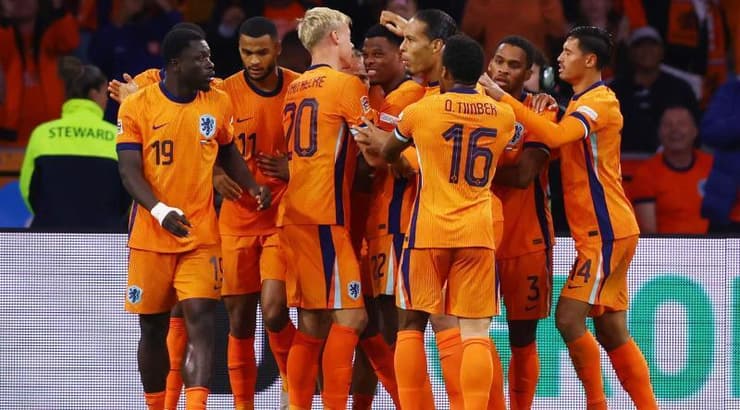 שחקני הולנד חוגגים עם דנזל דומפריס (רויטרס) שחקני הולנד חוגגים עם דנזל דומפריס