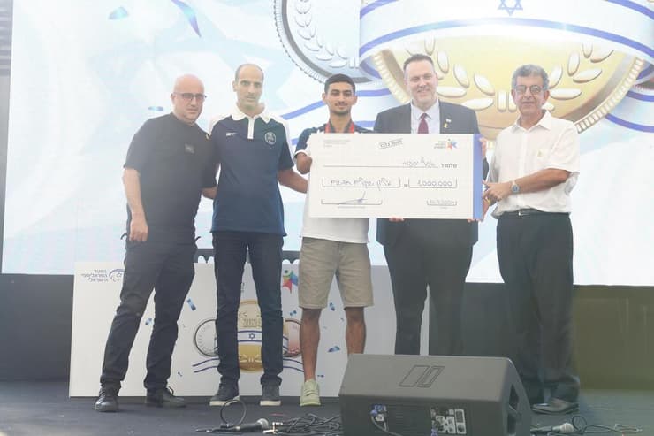 יסעור עם מענק הזכייה (צילום: דנה קופל) אסף יסעור עם המענק