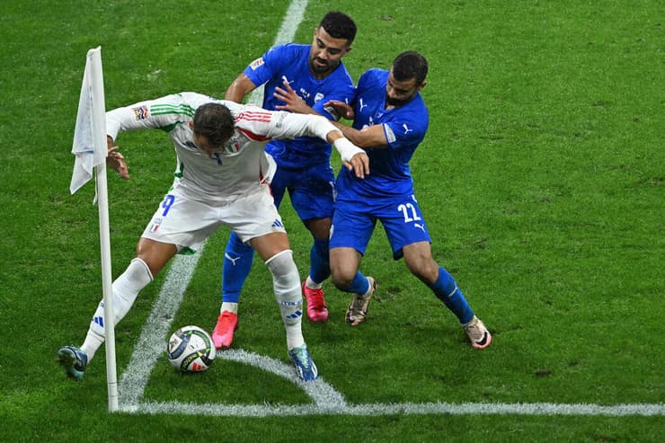 מטאו רטגי שומר על כדור ליד דגל הקרן (צילום: Attila KISBENEDEK / AFP) מטאו רטגי שומר על כדור ליד דגל הקרן