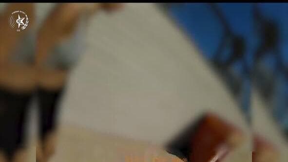 נועה גולדנברג לבושה בחזייה אפורה ובטייץ שחור בדרכה למעצר. מתיעוד המשטרה (צילום: דוברות המשטרה) תיעוד ממצלמות הגוף של השוטר באירוע זריקת החול על ידי החשודה נועה גולדנברג איתמר בן גביר