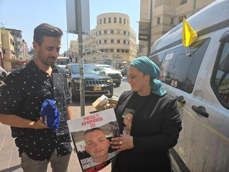 אמו של קופרשטיין יחד עם עו"ד צביקה גרייבר והתפילין