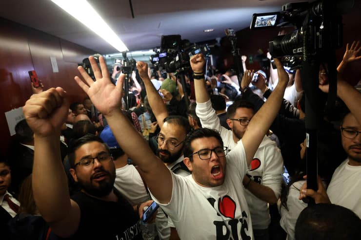 צילום: Silvana FLORES / AFP מקסיקו מפגינים פרצו לדיון על אישור הרפורמה המשפטית רפורמה משפטית מהפכה משפטית