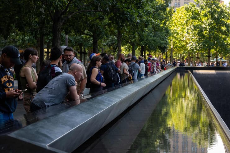 ארה"ב פרחים ב אתר ה הנצחה ל קורבנות 11 ב ספטמבר ניו יורק
