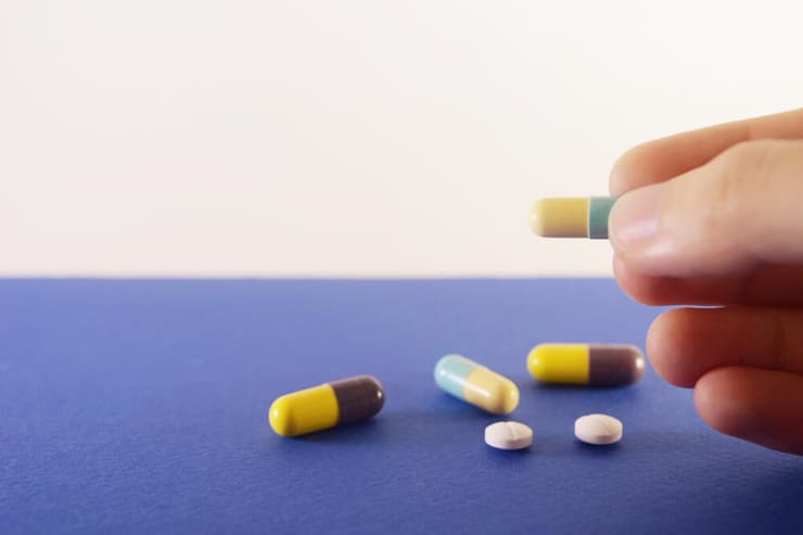 עשויים להיות הבדלים בגודל, צבע, טעם וצורת הכדור שעלולים להשפיע על היענות המטופל לטיפול. (צילום: shutterstock) עשויים להיות הבדלים בגודל, צבע, טעם וצורת הכדור שעלולים להשפיע על היענות המטופל לטיפול.