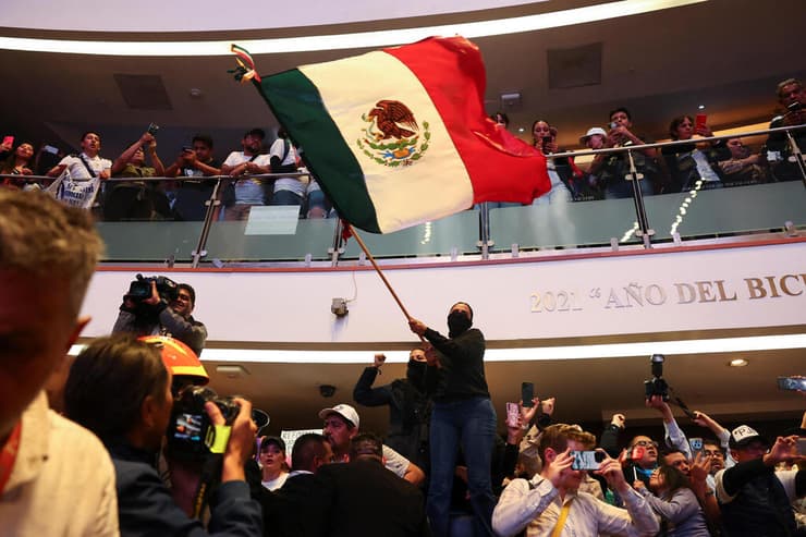 מתנגדי הרפורמה אחרי הפריצה לקונגרס. מחוקקים מהאופוזיציה הצטרפו (צילום: REUTERS/Raquel Cunha) מקסיקו מפגינים פרצו לדיון על אישור הרפורמה המשפטית רפורמה משפטית מהפכה משפטית