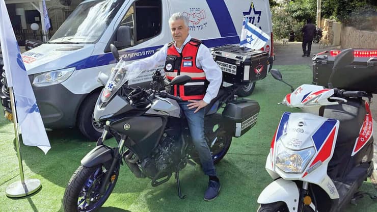 שמעון סבג, מנכ"ל העמותה - עם רכבי החירום החדשים של העמותה