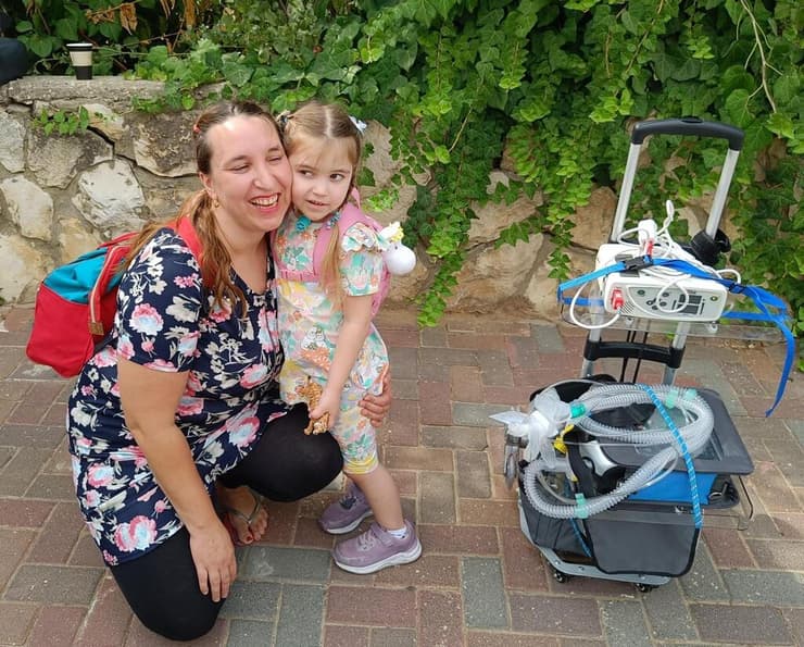 שרה ואמה אביגיל ביום הראשון בגן