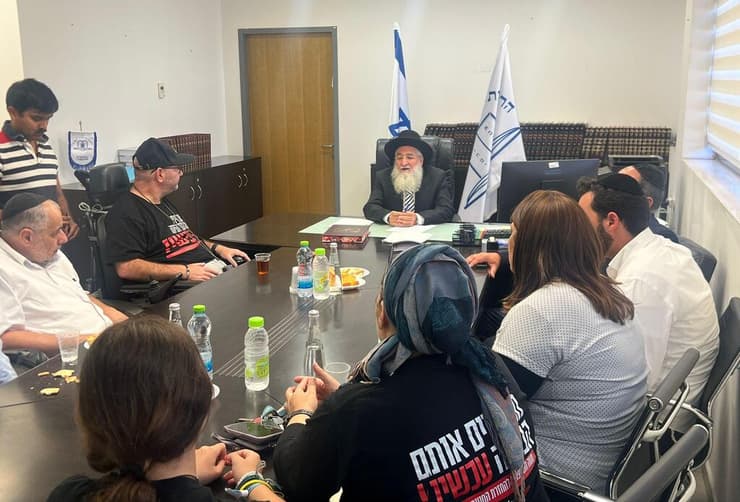 הרב מיכאל עמוס במפגש משפחות חטופים