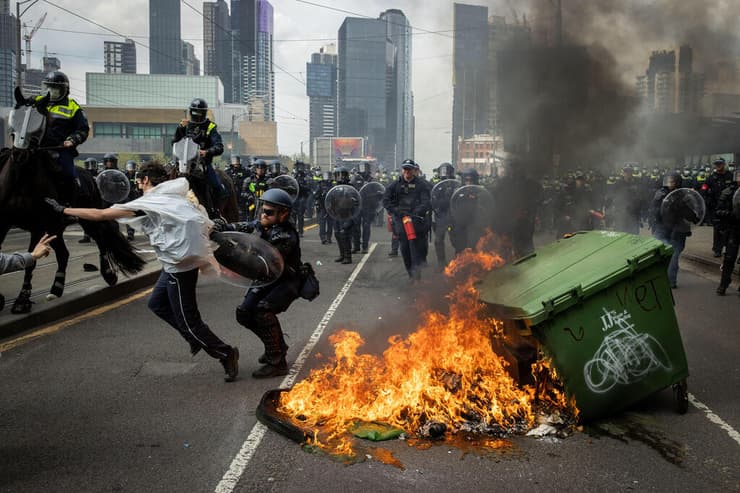 "לא מביעים התנגדות לצבא באמצעות תקיפת שוטרים". גם רה"מ יצא נגד המפגינים הפרו-פלסטיניים (צילום: Darrian Traynor/Getty Images) אוסטרליה מלבורן מהומות מפגינים נגד ישראל