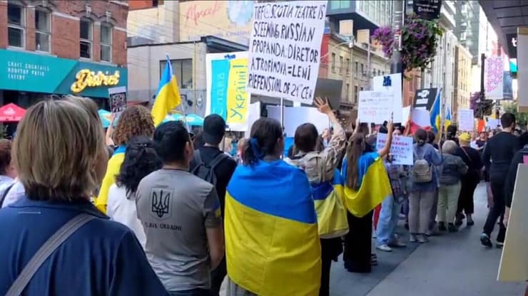 הפגנת האוקראינים נגד הסרט הרוסי בפסטיבל טורונטו