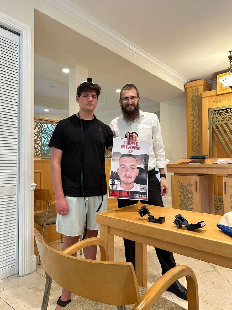 מניחים את התפילין של בר קופרשטיין