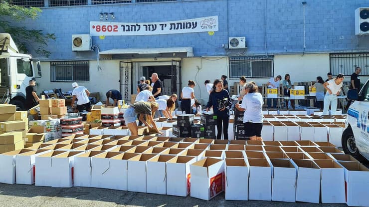 אריזת מזון בחגים לניצולי שואה ולנזקקים