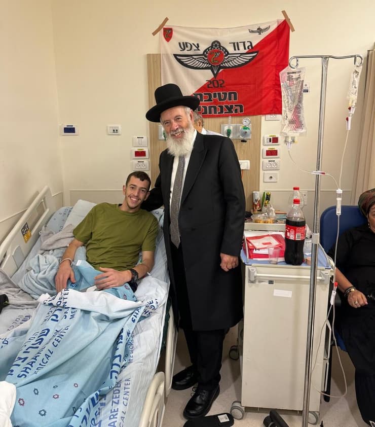 הרב אליעזר איגרא מבקר את נכדו שנפצע ברצועת עזה