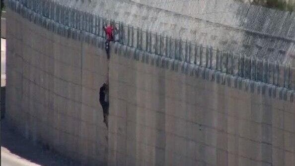 "יש צורך בהגברת אמצעי הביטחון לאורך הגדר". תיעוד מההסתננות תיעוד: ארבעה פלסטינים מטפסים על החומה בקו התפר
