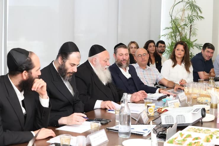 שר הבינוי והשיכון ומנכ"ל משרדו בביקור במשרדי דירה להשכיר
