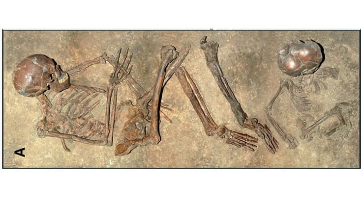 קבורה כפולה של הומו ספיאנס קדום ממערת קפזה, למרגלות נצרת. ניתן לראות את המנח הכפוף של הבוגר והילד שמונח למרגלותיו