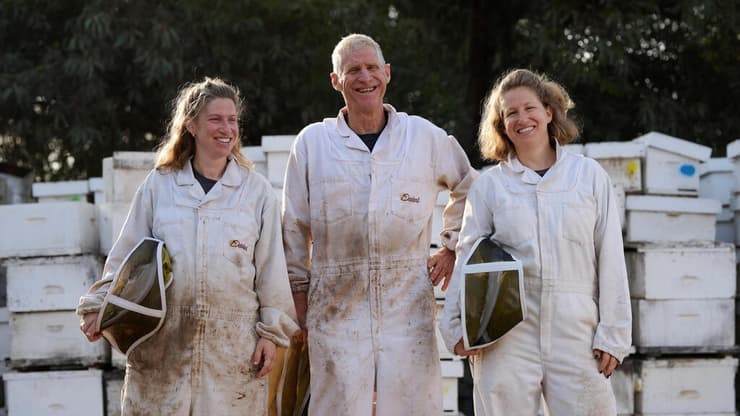 בועז כנות ובנותיו ענת (מימין) וחגית. "משאיר את האופציה שגם הנכדים ימשיכו את העסק" (צילום: משפחת כנות דבורים ודבש) בועז כנות ובנותיו ענת (מימין) וחגית. "משאיר את האופציה שגם הנכדים ימשיכו את העסק"