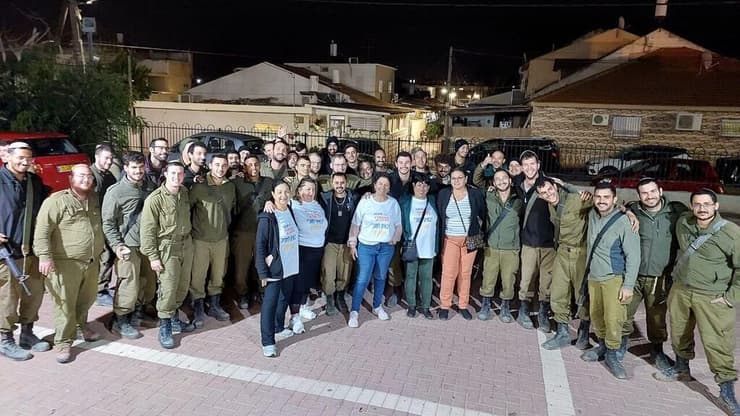 מתנדבי "באים לטוב" מפנקים חיילים