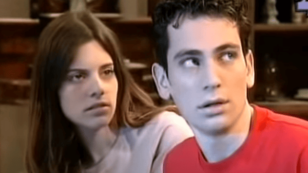 המכנה המשותף האהוב על מי שגדל בתחילת שנות האלפיים - הוא הסדרה הזאת. מתוך "השמיניה" (צילום מסך: HOT) הילי ילדון וידידיה ויטל, מתוך "השמיניה"