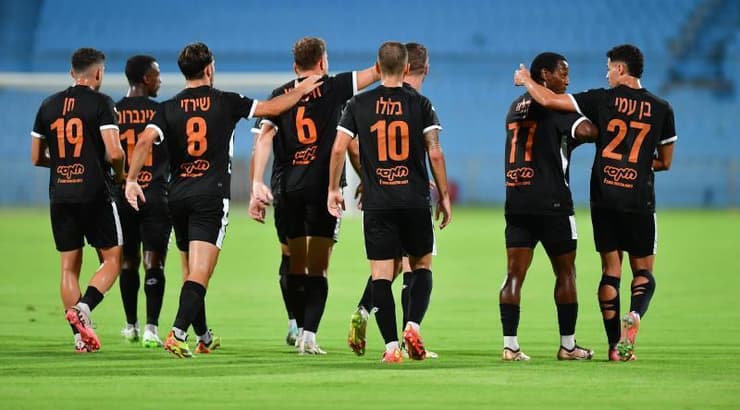 שחקני כפר שלם חוגגים