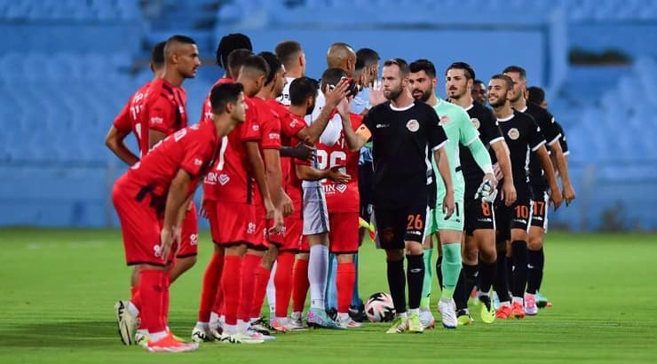 שחקני הקבוצות לוחצים ידיים