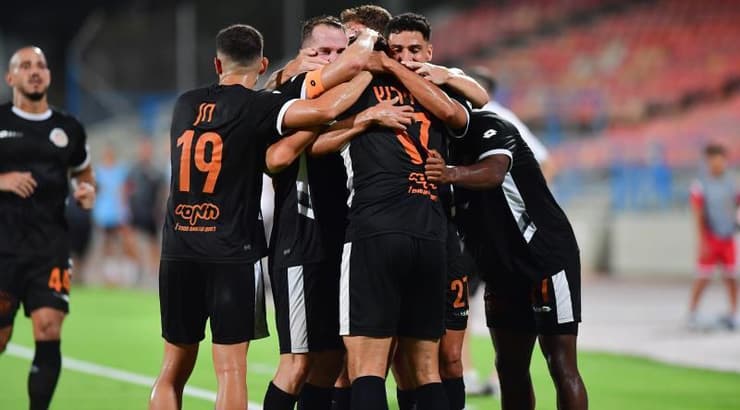 שחקני כפר שלם חוגגים עם שחר הירש