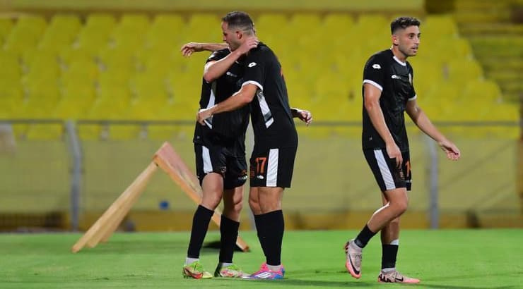 שחקני הפועל כפר שלם חוגגים