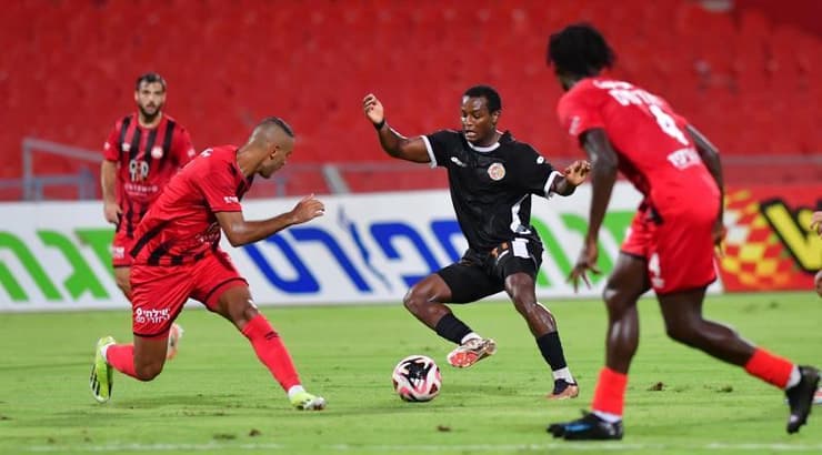 אייל אינברום בין שחקני הפועל ר"ג