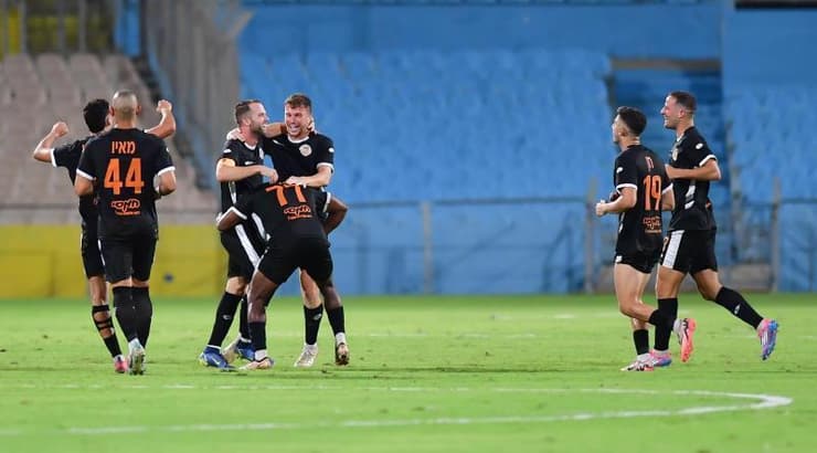 שחקני כפר שלם חוגגים