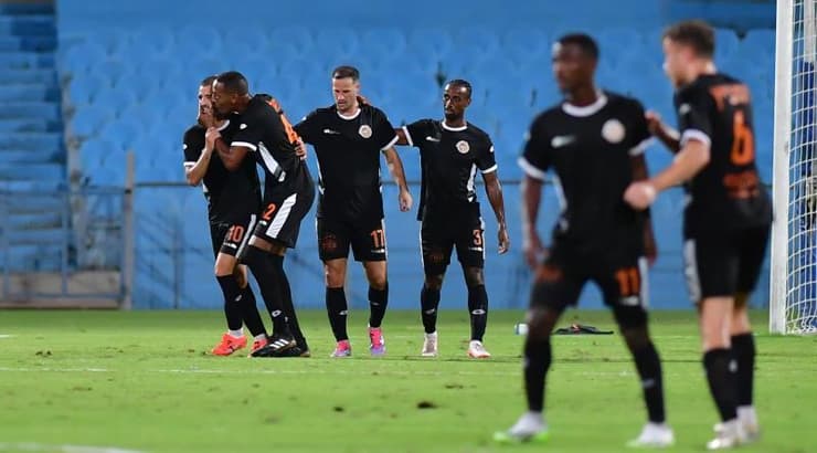 שחקני כפר שלם מאושרים