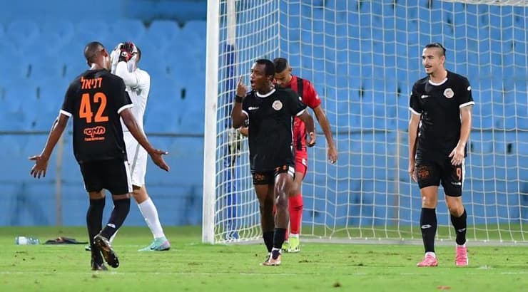 שחקני כפר שלם חוגגים