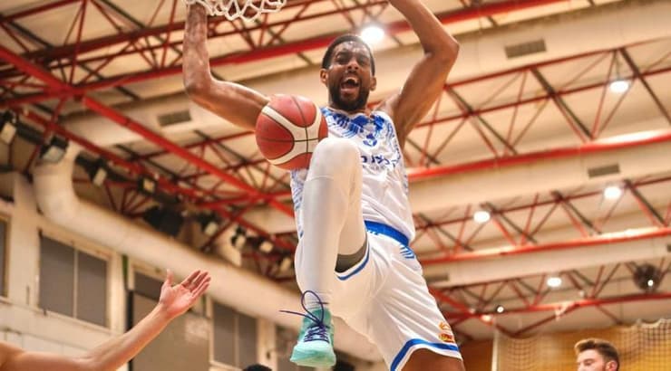 אמין סטיבנס מטביע (גיא ביטמן, באדיבות מכבי קבוצת כנען רמת גן) אמין סטיבנס מטביע