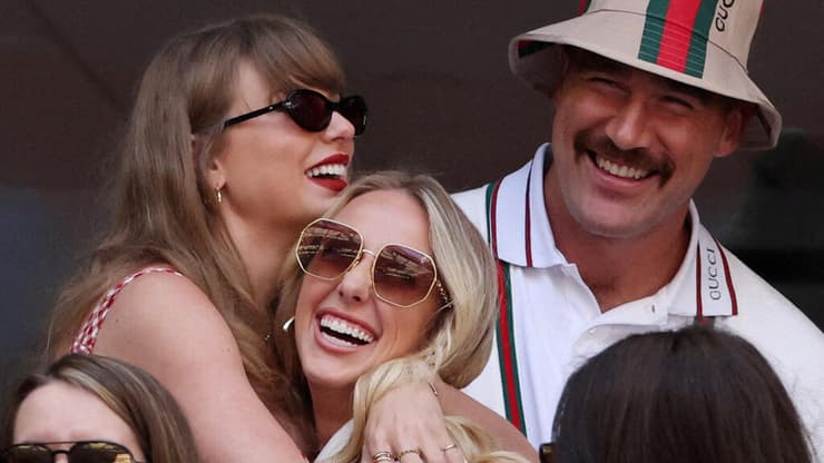 מהומס וסוויפט מתחבקות