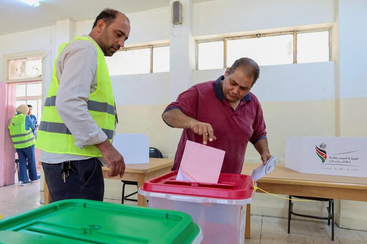 בחירות ל פרלמנט ב ירדן מצביעים קלפי ב עמאן