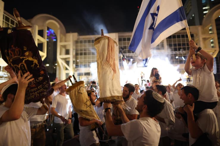 לשמור על המסורת או להתמקד באֵבֶל? הקפות שניות במוצאי שמחת תורה בתל אביב, 2022 (צילום: טל שחר) הקפות שניות במוצאי שמחת תורה בתל אביב, 2022