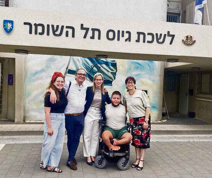 משפחת פירון עם הבן נאור, בבקו"ם. “לאורך השנים עברנו יחד הכל" | צילום: מהאלבום המשפחתי yk14070198