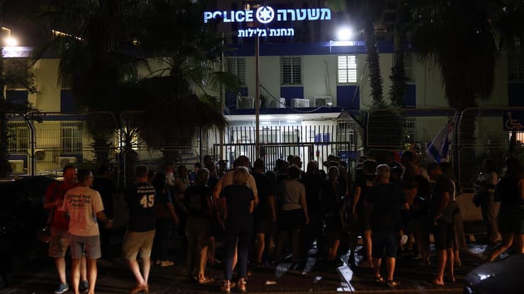הפגנה מחוץ לתחנת המעצר גלילות בהרצליה