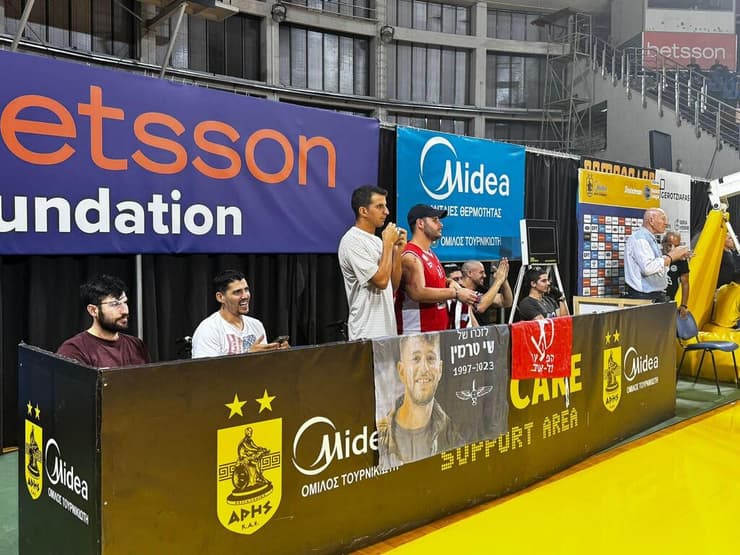 מעודדים את שחקני הפועל ת"א (צילום: באדיבות הפועל ת"א) לוחמים הפועל ת"א