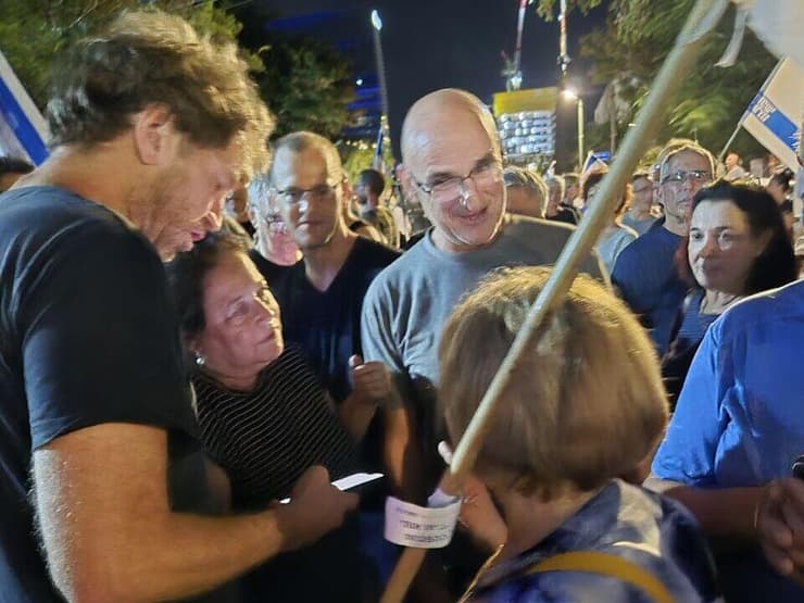 הנשים שנעצרו מחוץ לתחנת המעצר גלילות בהרצליה