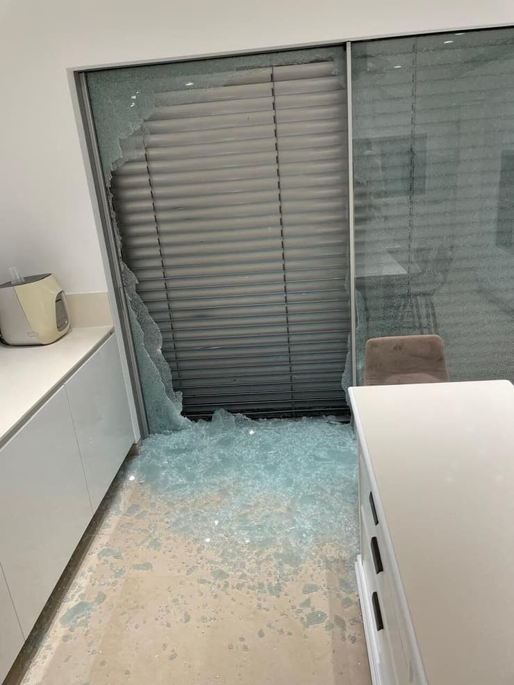 רימון רסס הושלך הלילה לחצר בית של איש עסקים המתגורר בהרצליה פיתוח