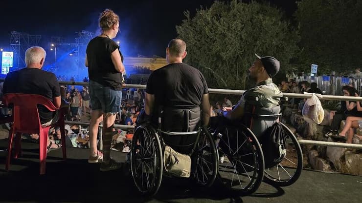 במה מוגבהת ונגישה עבור אנשים עם מוגבלויות בפסטיבל "מגדה" (צילום: אורלי סוקולסקי לוריא) במה מוגבהת ונגישה עבור אנשים עם מוגבלויות בפסטיבל "מגדה"