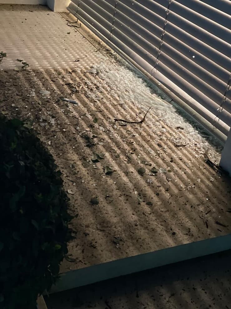 רימון רסס הושלך הלילה לחצר בית של איש עסקים המתגורר בהרצליה פיתוח