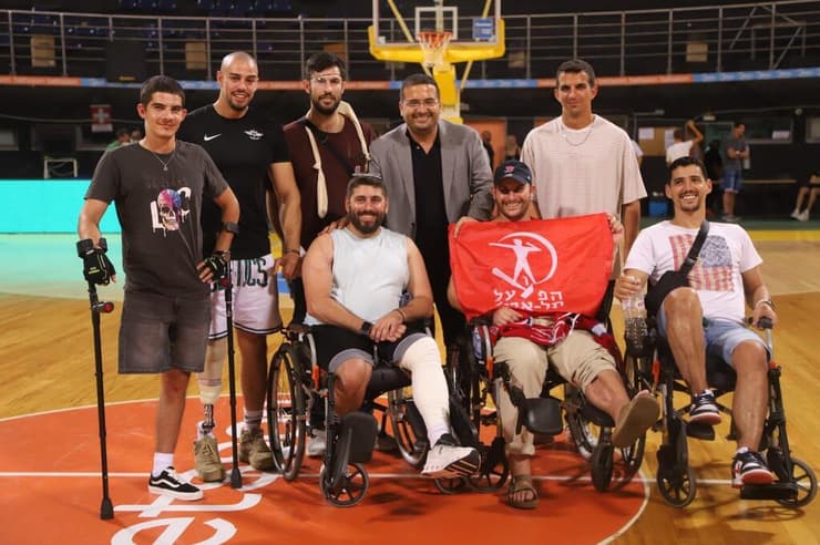 ינאי ושבעת הלוחמים בתמונה קבוצתית (צילום: באדיבות הפועל ת"א) לוחמים הפועל ת"א